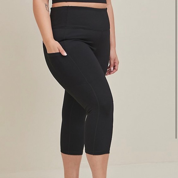 Torrid black active capri leggings with side pocket NWT - Picture 2 of 2